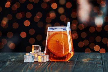 Lemon içeride. Kokteyl hazır. Gece kulübündeki ahşap masada. Güzel ışıklandırma..