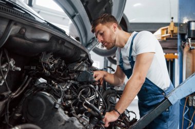 Sanırım sorunun nerede olduğunu anladım. Mavi üniformalı işçi otomobil salonunda çalışıyor..