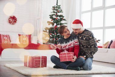 Düşündüğüm şey bu mu? Adam, Noel 'de karısını Noel süslemesi için güzel bir odada bekliyor..