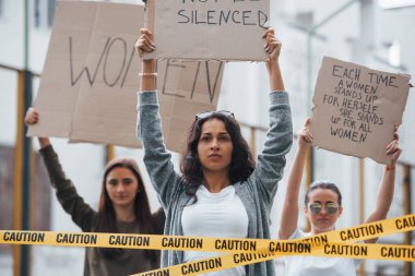 Yatay çekim. Bir grup feminist kadın dışarıda hakları için protesto yapıyor..