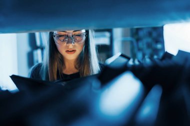 Hayal gücünün gücü. Işık kancadan gider. Kütüphanede kitaplarla dolu bir kız öğrenci var. Eğitim kavramı.