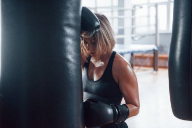 İyileşmem gerek. Antrenmandan sonra yoruldum. Boks antrenmanı için spor salonunda dinleniyorum..