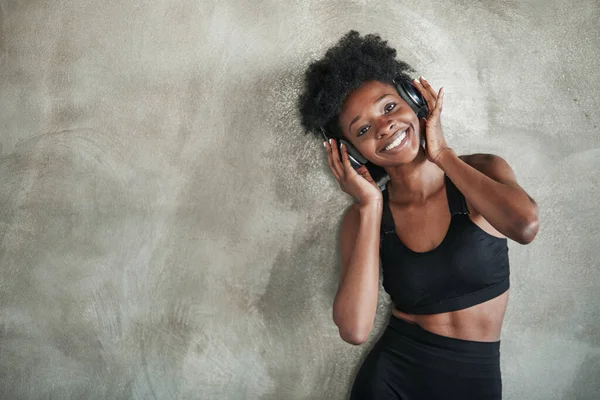 Ειλικρινές Χαμόγελο Πορτρέτο Της Αφρικανικής Αμερικής Κορίτσι Ρούχα Γυμναστικής Έχοντας — Φωτογραφία Αρχείου