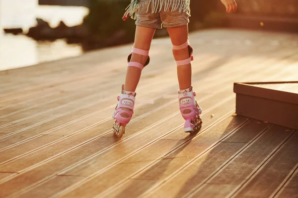 Vista Partículas Uma Miúda Andar Patins Luz Solar Inacreditável — Fotografia de Stock