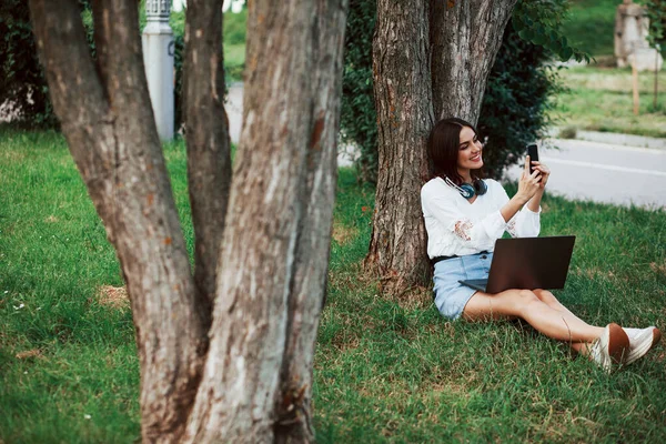 Maakt Een Foto Jonge Vrouw Hebben Weekend Zit Het Park — Stockfoto