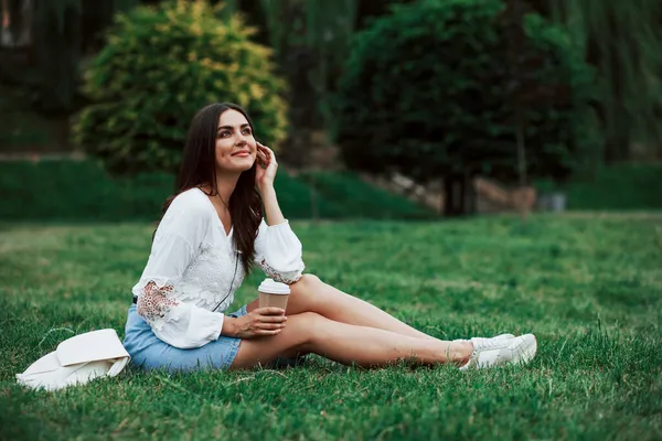 Olha Para Bela Natureza Jovem Tem Fim Semana Senta Parque — Fotografia de Stock