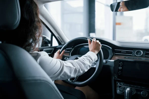 Manos Volante Hermosa Mujer Negocios Probando Coche Nuevo Salón Automóviles — Foto de Stock