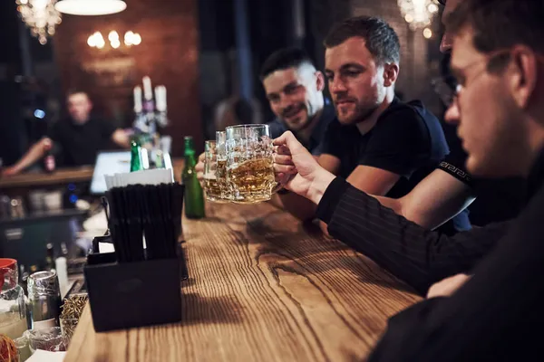 积极的人 朋友们手里拿着啤酒在酒吧休息 谈话时 — 图库照片