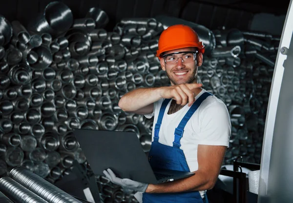 Quella Parte Uomo Uniforme Lavora Alla Produzione Tecnologia Industriale Moderna — Foto Stock