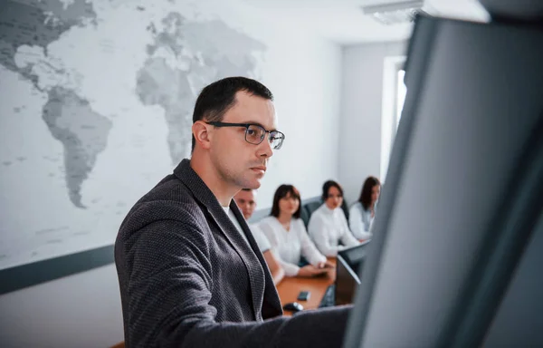 Schauen Sie Sich Diese Grafik Tagsüber Modernem Klassenzimmer Bei Einer — Stockfoto