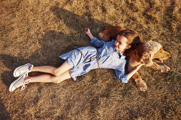 Вид Сверху Лежит Траве Милая Маленькая Девочка Гуляет Собакой Свежем — стоковое фото