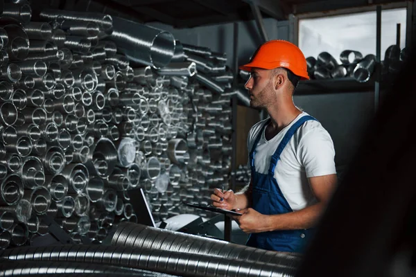 Guarda Molti Tubi Ventilazione Uomo Uniforme Lavora Alla Produzione Tecnologia — Foto Stock