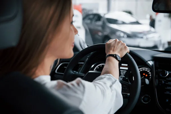 Magazinul Automobile Frumos Blonda Fata Care Sta Masina Noua Interior — Fotografie, imagine de stoc