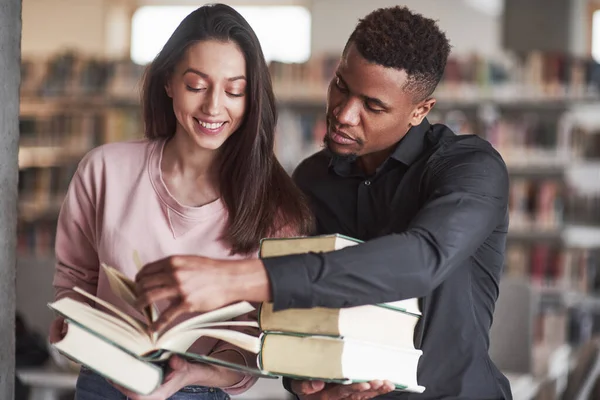 Låt Mig Hjälpa Dig Multiraciala Studenter Biblioteket Söker Information Tillsammans — Stockfoto