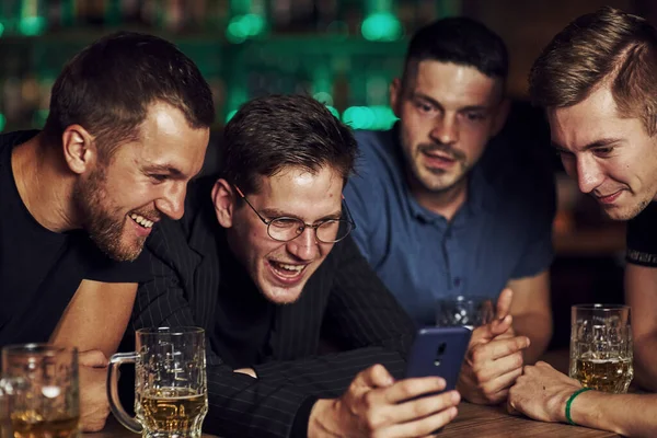 Grappige Content Smartphone Drie Vrienden Kroeg Met Bier Handen Gesprek — Stockfoto