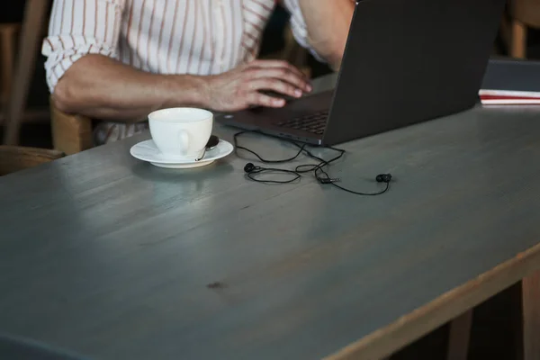Kesilmiş Fotoğrafı Kapat Yetişkin Adam Gündüz Kafede Oturur Bilgisayarını Uzaktan — Stok fotoğraf