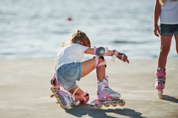 Zwei Kinder Lernen Tagsüber See Das Fahren Auf Rollschuhen — Stockfoto