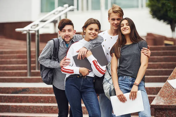 Elkaar Omhelzen Groep Jonge Studenten Casual Kleding Buurt Van Universiteit — Stockfoto