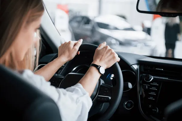 Nos Vamos Hermosa Chica Rubia Sentada Coche Nuevo Con Interior — Foto de Stock