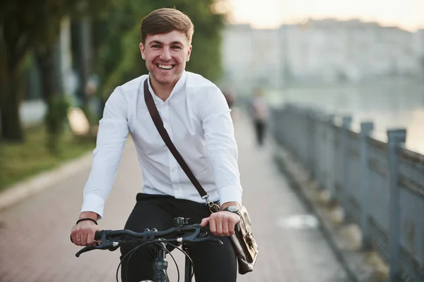 Sorriso Sincero Empresário Roupas Formais Com Bicicleta Preta Está Cidade — Fotografia de Stock