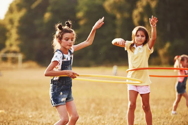 Girls Circle Fitness Tool Group Kids Have Active Weekend Field — Stock Photo, Image