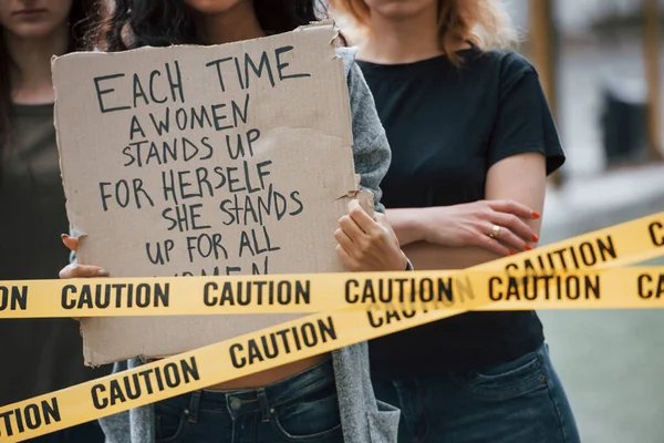 黙々と抗議する人々 フェミニスト女性グループは屋外での権利に抗議している — ストック写真