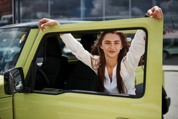 Mujer Joven Ropa Oficial Blanca Apoyada Puerta Del Automóvil Verde — Foto de Stock