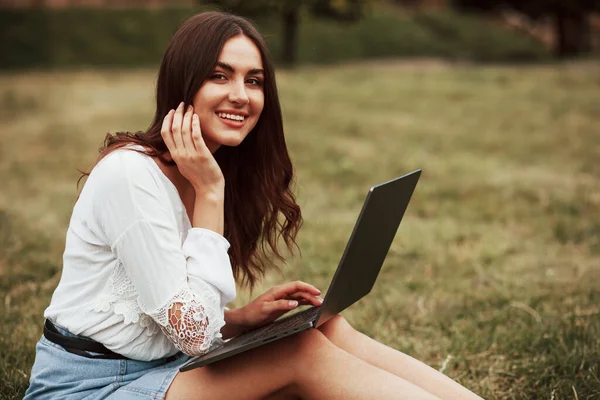 Zilverkleurige Laptop Jonge Vrouw Hebben Weekend Zit Het Park Overdag — Stockfoto