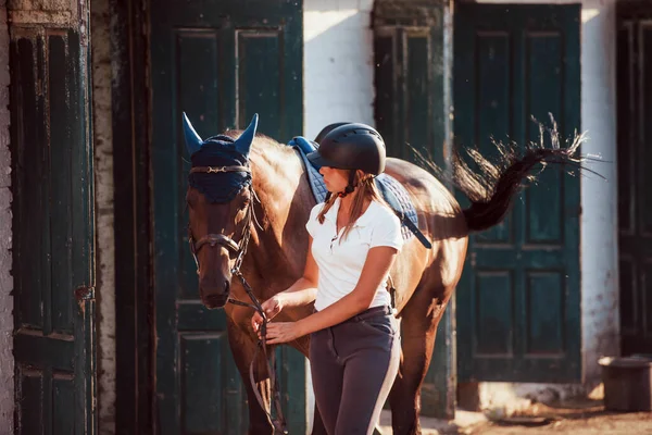 Έτοιμοι Για Την Βόλτα Άλογο Στολή Και Μαύρο Προστατευτικό Κράνος — Φωτογραφία Αρχείου