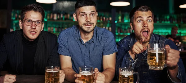 Ειλικρινή Συναισθήματα Τρεις Φίλαθλοι Ένα Μπαρ Βλέπουν Ποδόσφαιρο Μπύρα Στα — Φωτογραφία Αρχείου