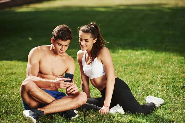 Descansando Sostiene Smartphone Hombre Mujer Tienen Día Fitness Ciudad Durante —  Fotos de Stock