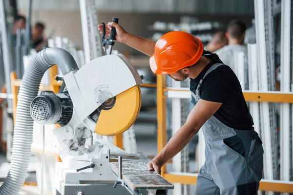 Operator Werkt Met Machine Werknemer Binnen Fabriek Jonge Technicus Met — Stockfoto