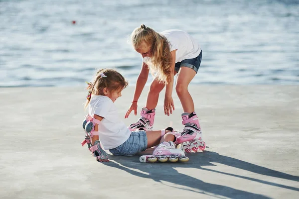 Zwei Kinder Lernen Tagsüber See Das Fahren Auf Rollschuhen — Stockfoto