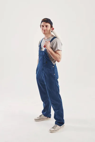 Expresión Cara Feliz Hombre Uniforme Azul Levanta Contra Fondo Blanco —  Fotos de Stock