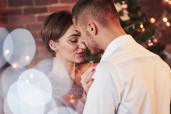 Com Olhos Fechados Bom Casal Celebrando Ano Novo Quarto Decorado — Fotografia de Stock