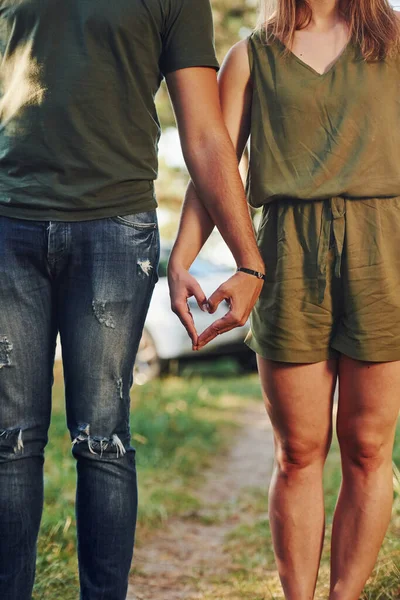 Het Maken Van Hart Liefde Gebaar Door Handen Jong Stel — Stockfoto