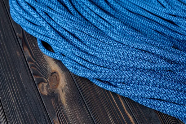 Odaklanmış Fotoğraf Tırmanma Düğümlerinin Izole Edilmiş Fotoğrafı Mavi Renkli Kabloların — Stok fotoğraf