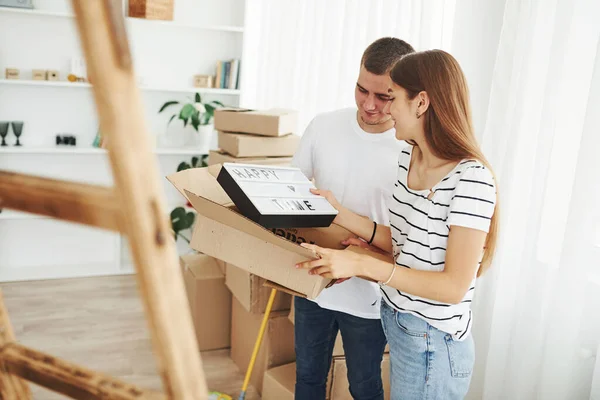 Alegre Pareja Joven Nuevo Apartamento Concepción Movimiento — Foto de Stock