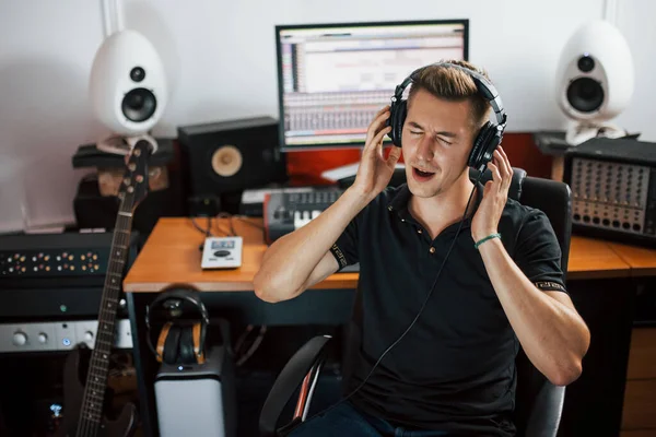 Elégedett Hangminőséggel Hangmérnök Fülhallgatóban Zenét Keverve Stúdióban — Stock Fotó