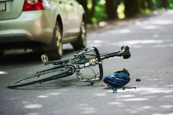 People Bicycle Silver Colored Car Accident Road Forest Daytime — Stock Photo, Image