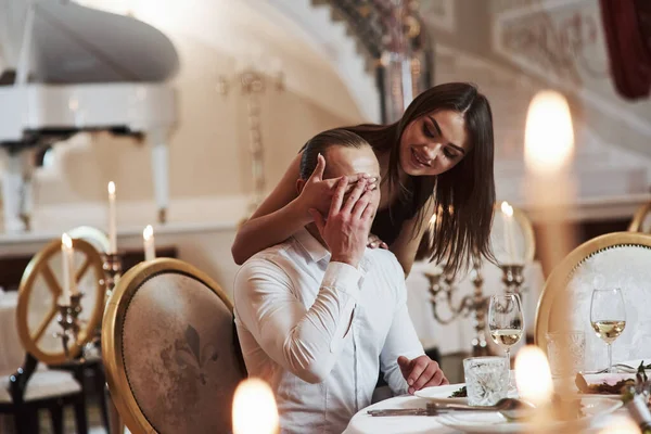 Verrassing Raad Eens Wie Mooi Koppel Hebben Romantisch Diner Luxe — Stockfoto