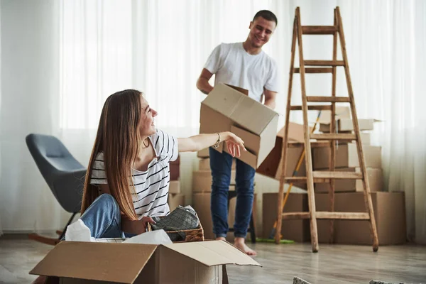 Hora Desempacar Esas Cajas Alegre Pareja Joven Nuevo Apartamento Concepción — Foto de Stock