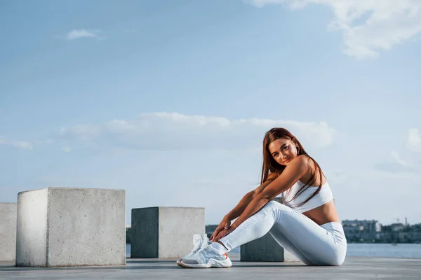 Femme Remise Forme Ayant Repos Près Lac Pendant Journée Belle — Photo