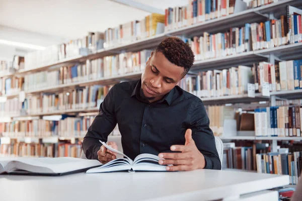 Розумний Студент Африканський Американець Сидить Бібліотеці Шукає Інформацію Книжках — стокове фото