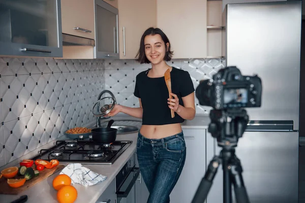 Modelo Feliz Fazer Comida Menina Cozinha Moderna Casa Seu Fim — Fotografia de Stock