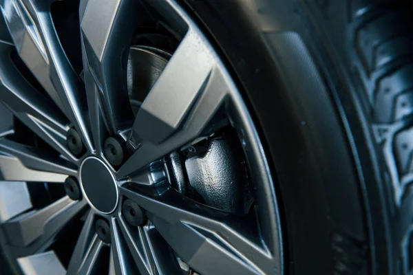 Modern Yeni Arabanın Çarkının Detaylı Görüntüsü Gümüş Renkli Diskler — Stok fotoğraf