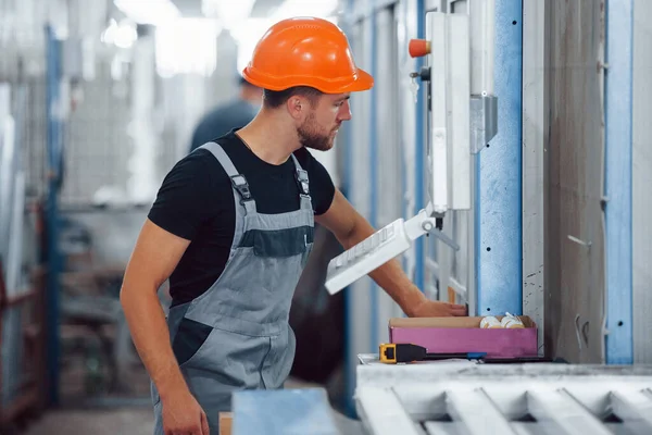 Vlakbij Computer Industriële Werknemer Binnen Fabriek Jonge Technicus Met Oranje — Stockfoto