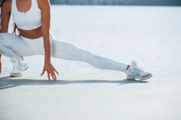 Cvičení Nohy Zastřelen Sportovní Žena Dělá Fitness Blízkosti Jezera Dne — Stock fotografie