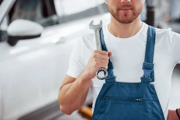 Nieogolony Człowiek Pracownik Kolorze Niebieskim Mundur Pracuje Salonie Samochodowym — Zdjęcie stockowe