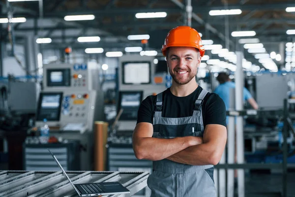 Lächelnder Und Glücklicher Mitarbeiter Industriearbeiter Einer Fabrik Junger Techniker Mit — Stockfoto